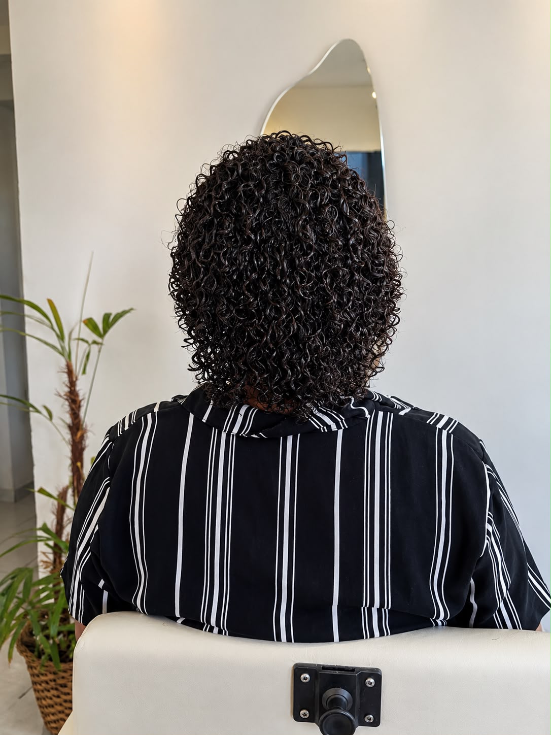 Resultado final de Permanente Afro — vista de costas