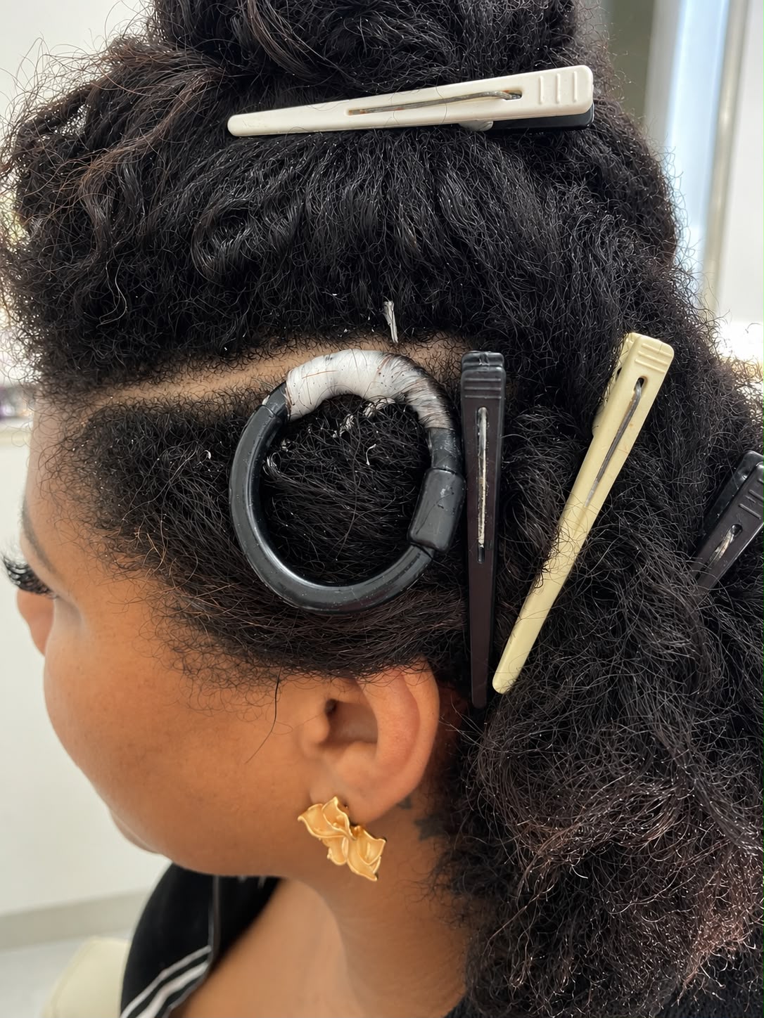 Produto aplicado no cabelo — início do processo de Permanente Afro